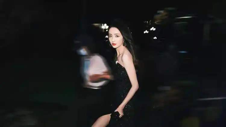 性感抹胸裙如何穿出高级感_女明星穿抹胸_抹胸连衣裙穿搭技巧